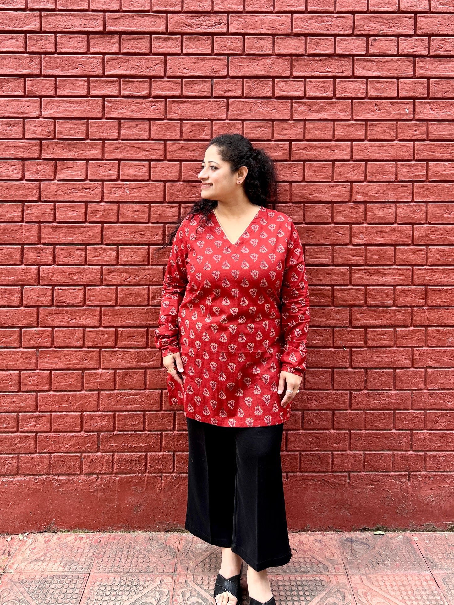 Red V-Neck Buti Kurti