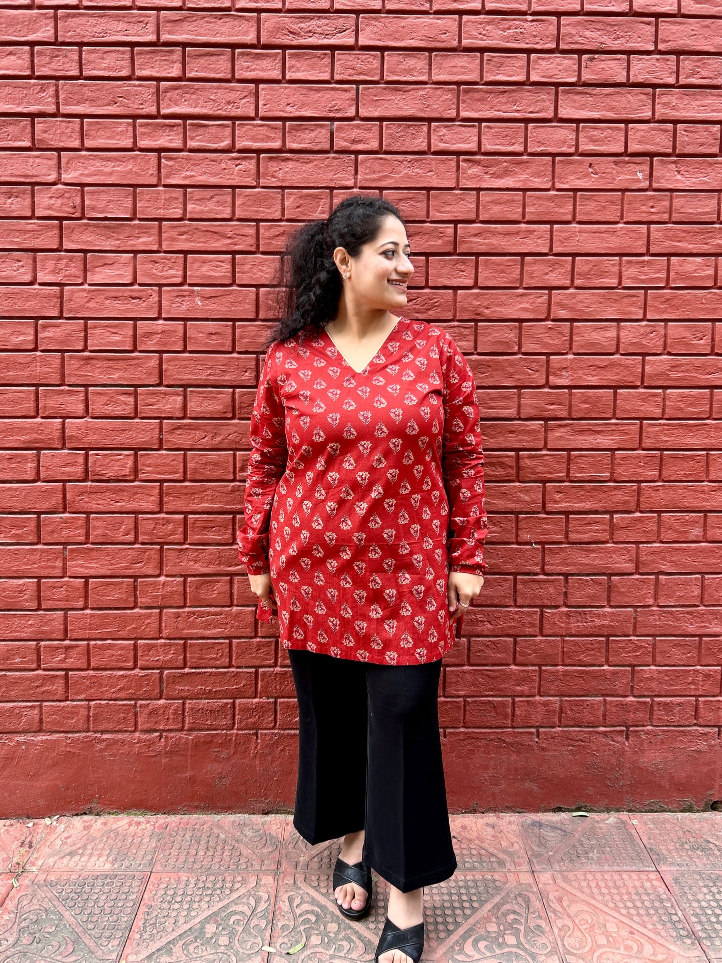 Red V-Neck Buti Kurti